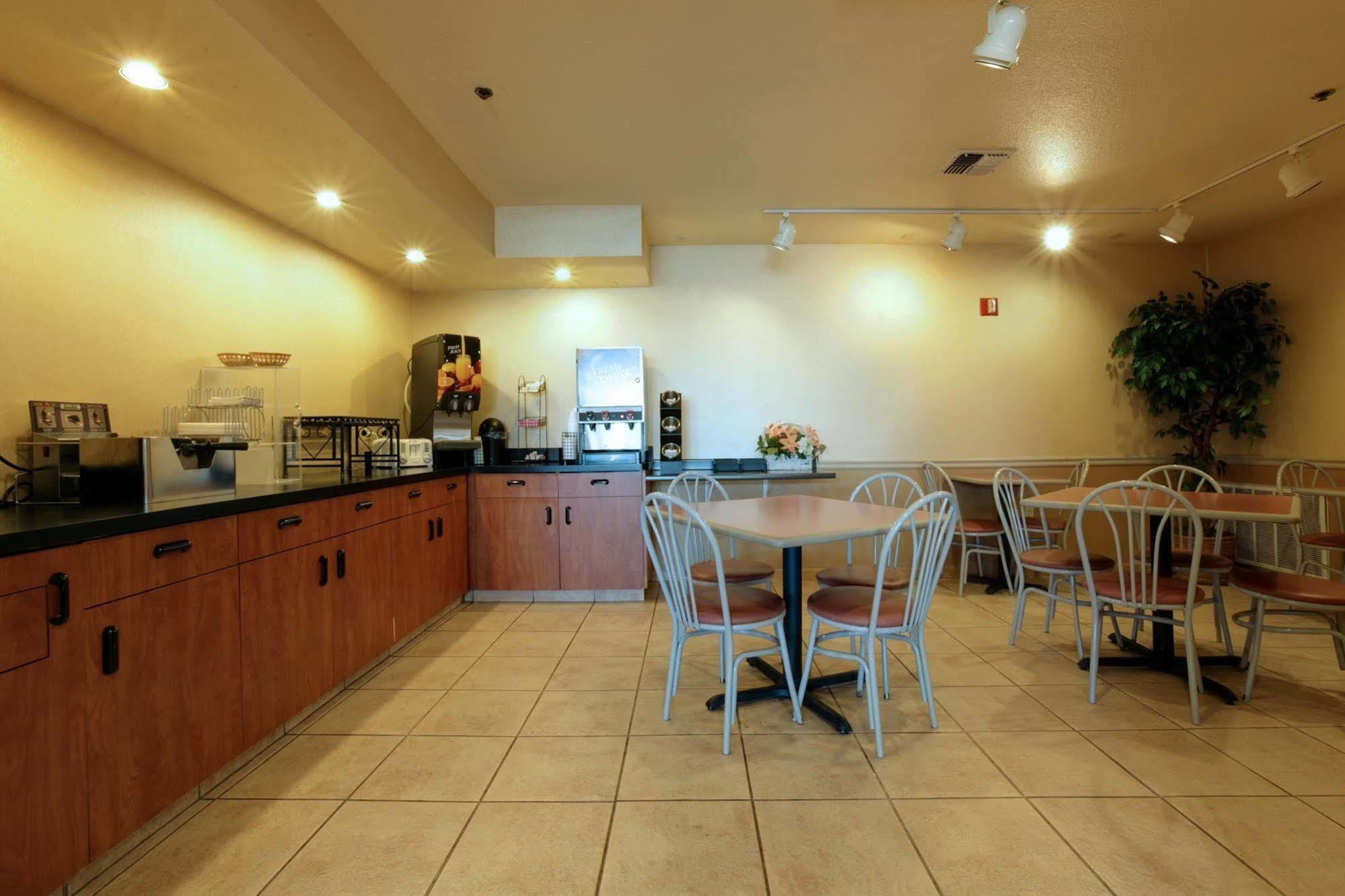 Hotel Baymont By Wyndham Manteca Restaurant photo
